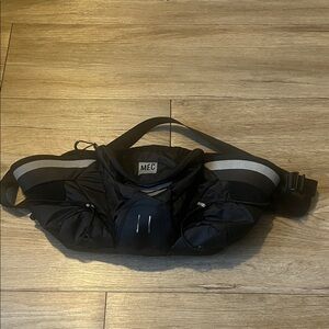 MEC Black Pace 200 Waist Pack - Compact Travel & Running Belt